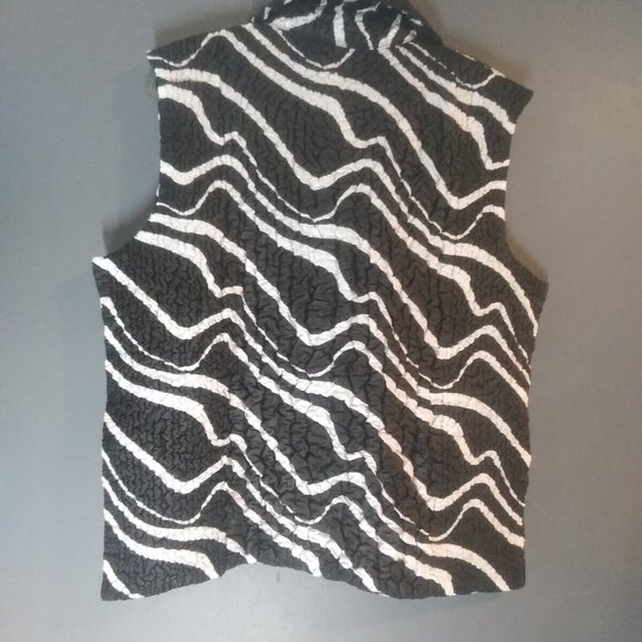 Puffy Crinkle Women's Reversible Black & White Vest Pleated in Front Stretchy - Picture 2 of 7